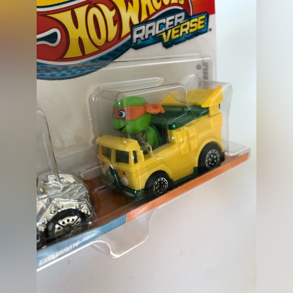 Hot Wheels Racer Verse 2-Pack TMNT Shredder & Michelangelo - BRAND NEW! - Picture 4 of 7